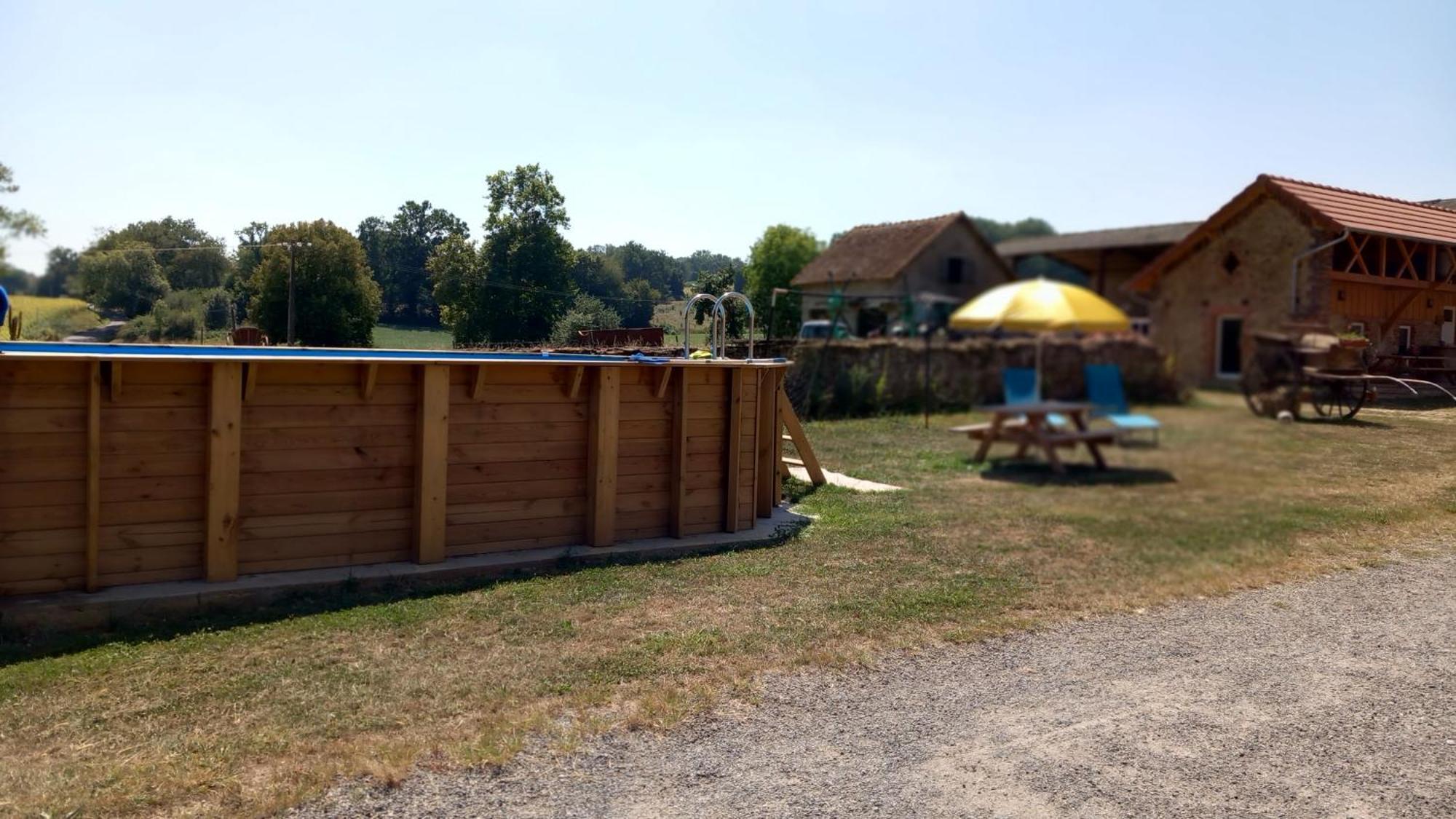 Gite A La Ferme Bassillon-Vauze Exterior photo